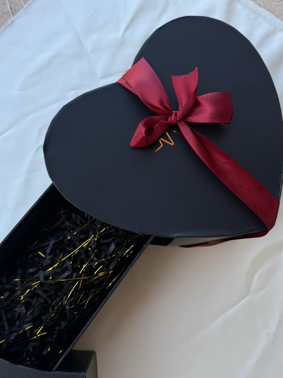 THE FESTIVE HEART BOX